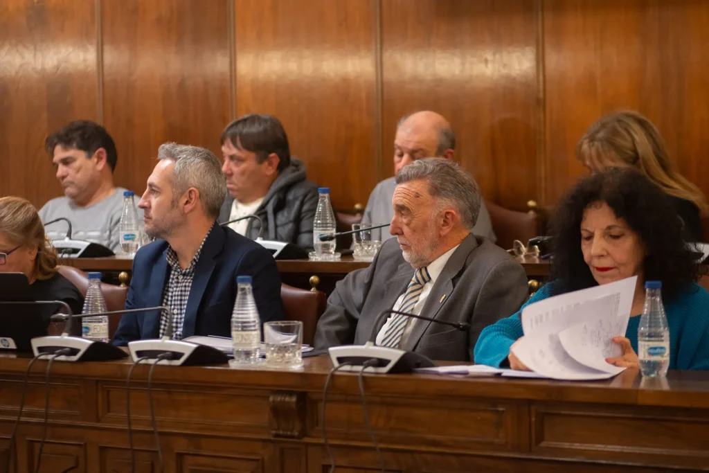 Miguel Alejo, alcalde de Almeida de Sayago, durante un Pleno de la Diputación de Zamora, entre Laura Rivera y Carlos Rodríguez. Foto Emilio Fraile.