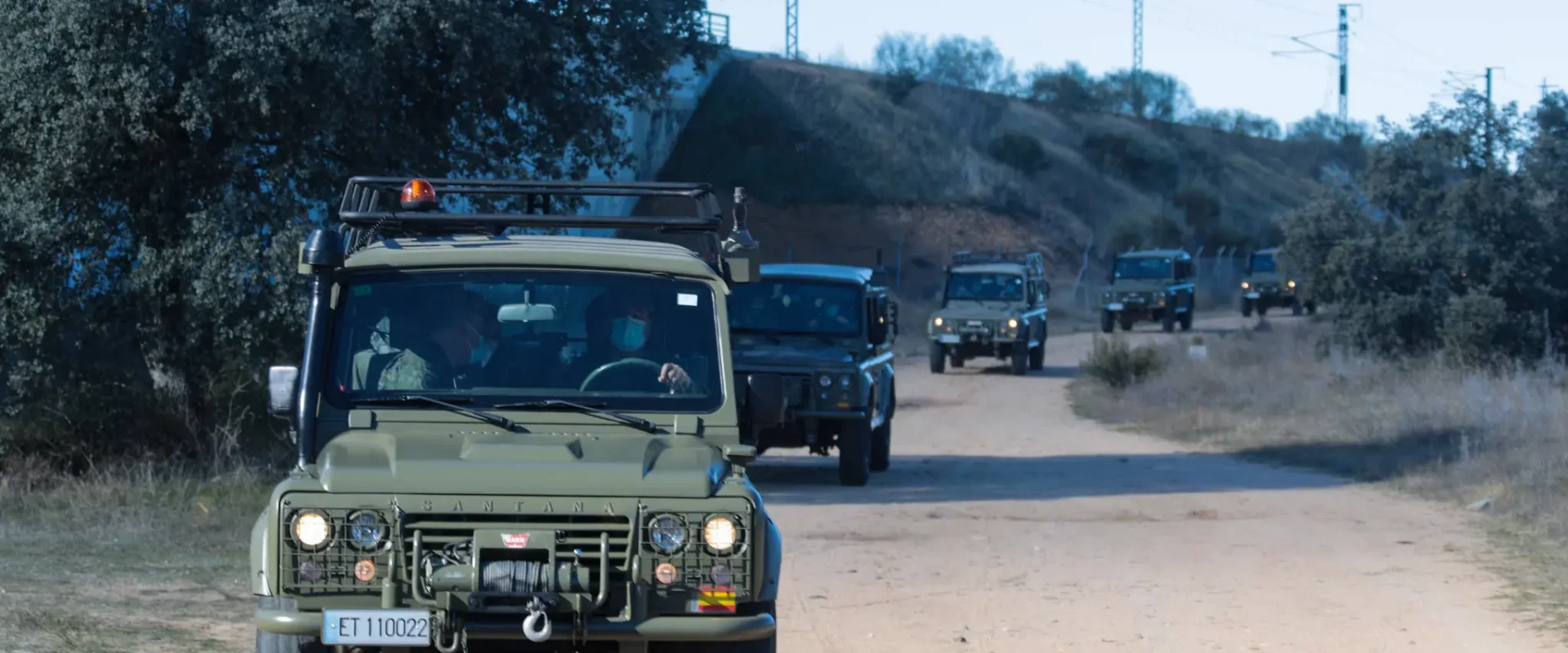 Vehículos militares por las instalaciones de Monte la Reina.