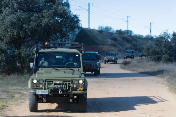 Vehículos militares por las instalaciones de Monte la Reina.