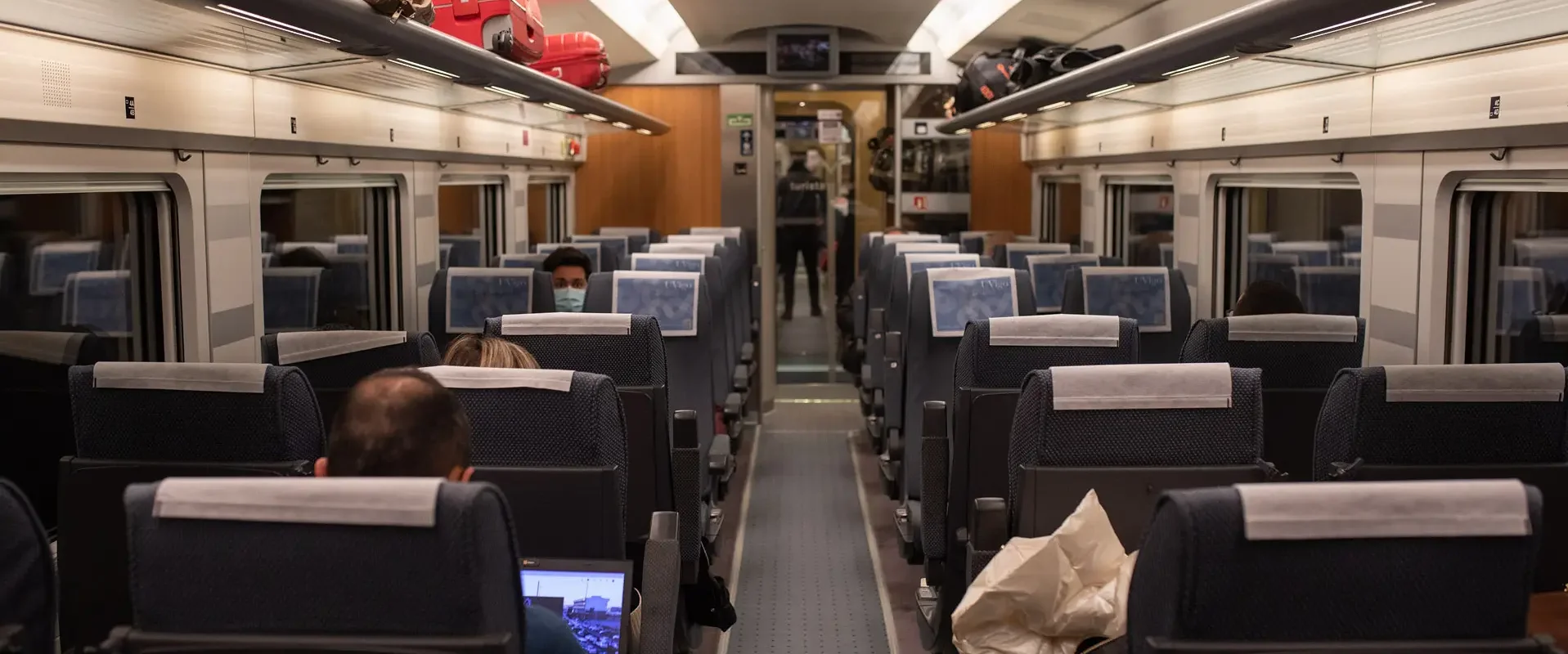 Viajeros en el tren, en la estación de Zamora