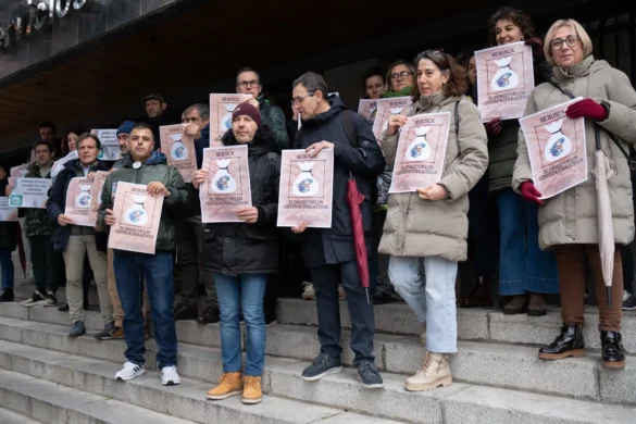 Concentración de la Junta de Personal Docente frente a las oficinas de la Junta. Foto Emilio Fraile