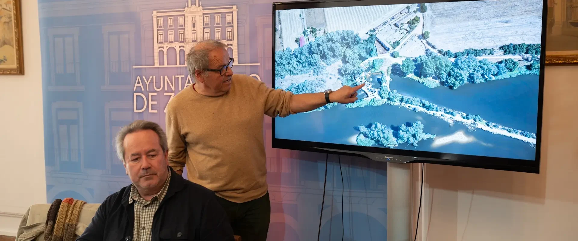 Christoph Strieder y Francisco Guarido presentan el proyecto de las aceñas de Gijón.