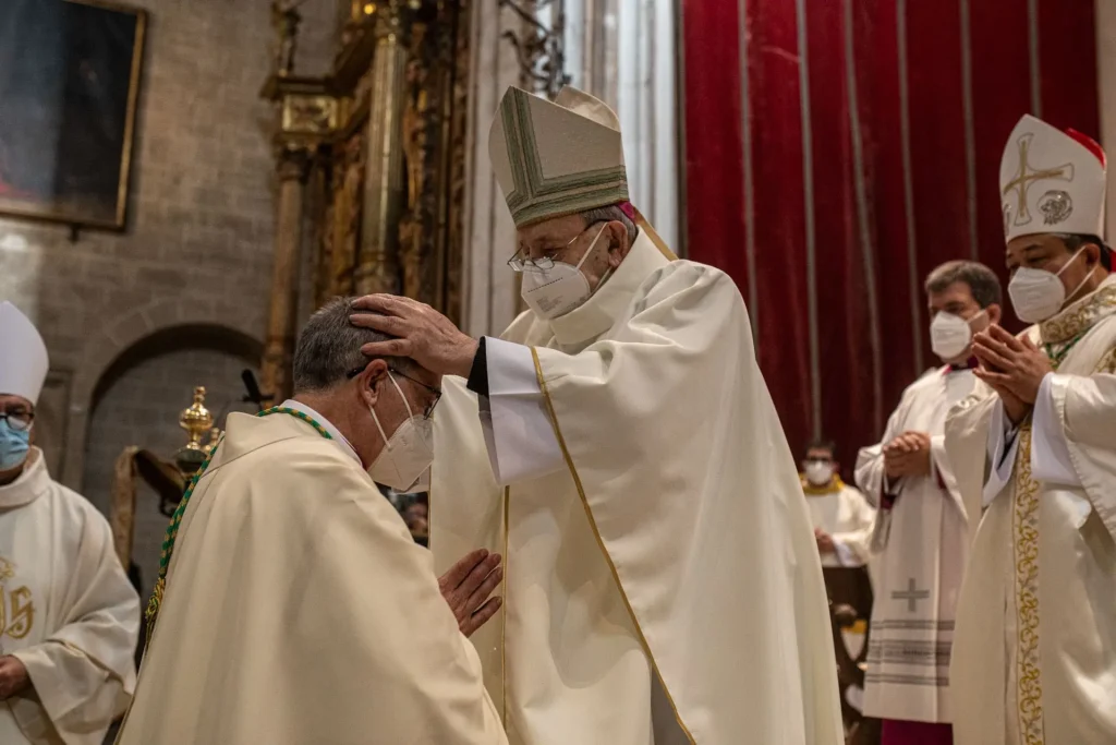 Uriarte, en la ordenación de Valera. Foto Emilio Fraile