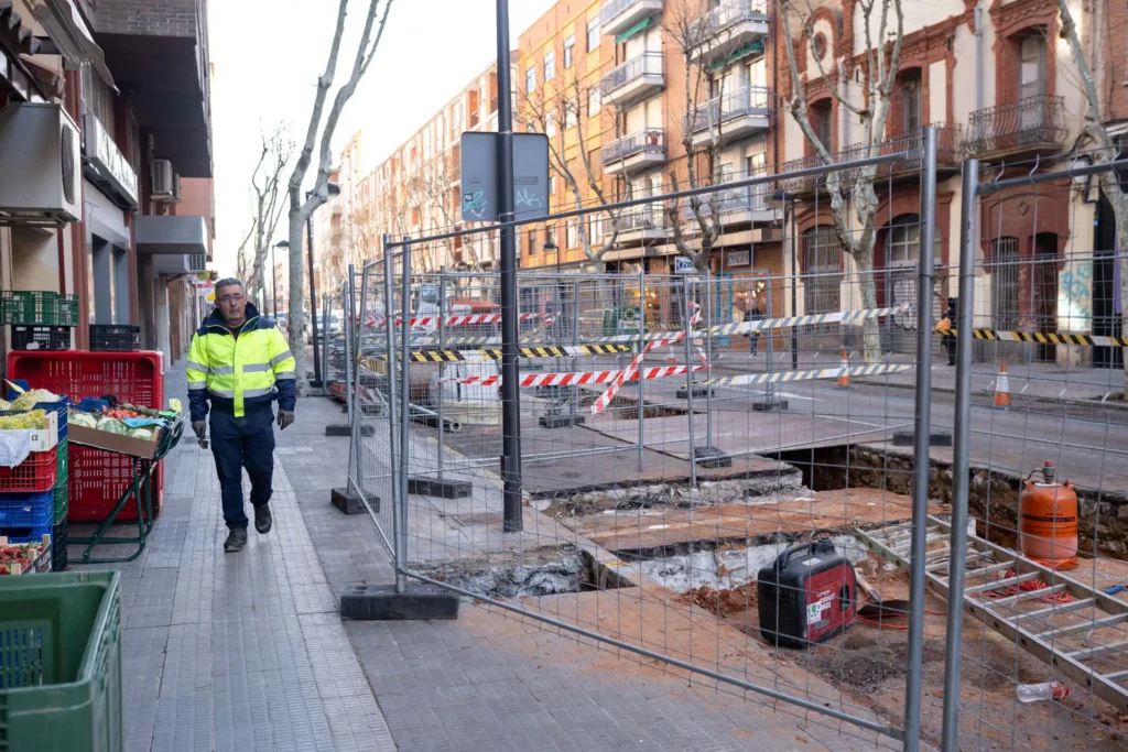 Obras del agua caliente en la calle Víctor Gallego. Foto Emilio Fraile.