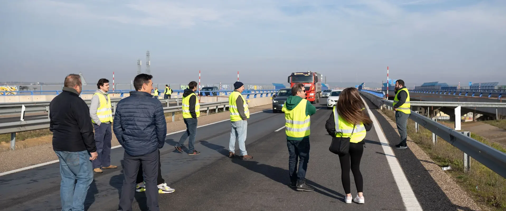 La protesta de los agricultores, en la autovía. Foto Emilio Fraile.