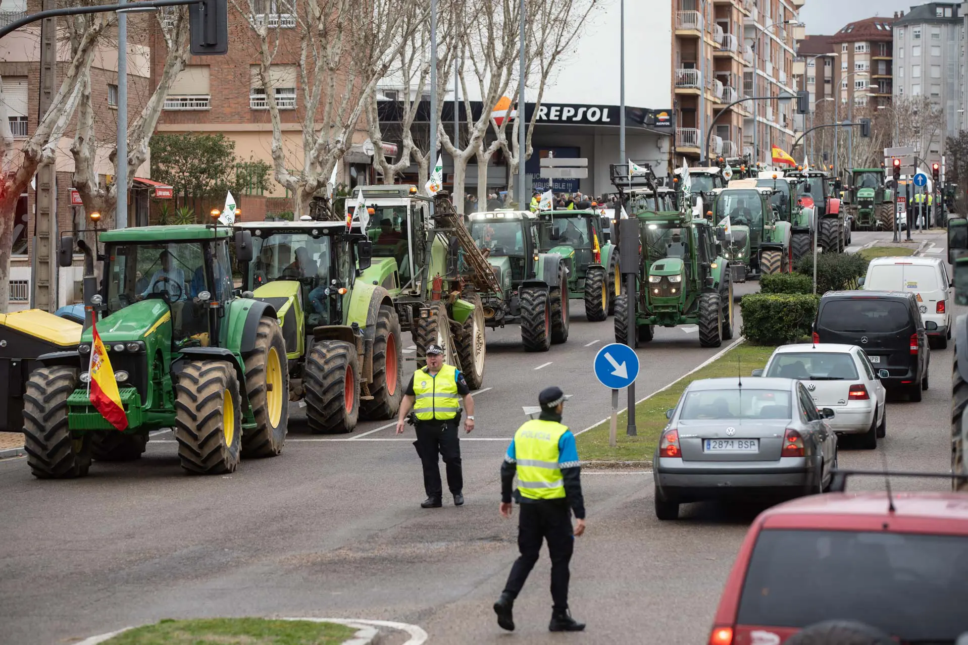 Tractores por Cardenal Cisneros. Foto Emilio Fraile