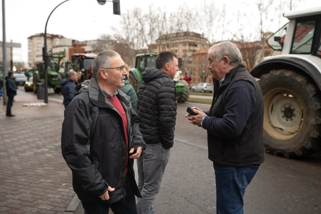 Aurelio González, a la derecha, conversa con Lorenzo Rivera. Foto Emilio Fraile