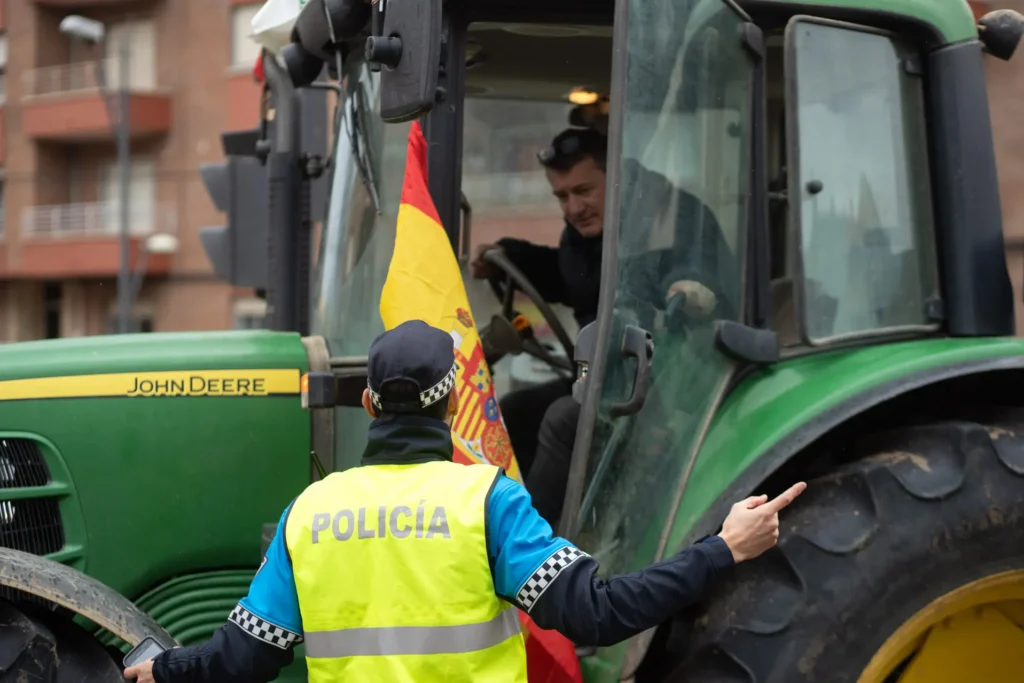 La Policía conversa con un manifestante.