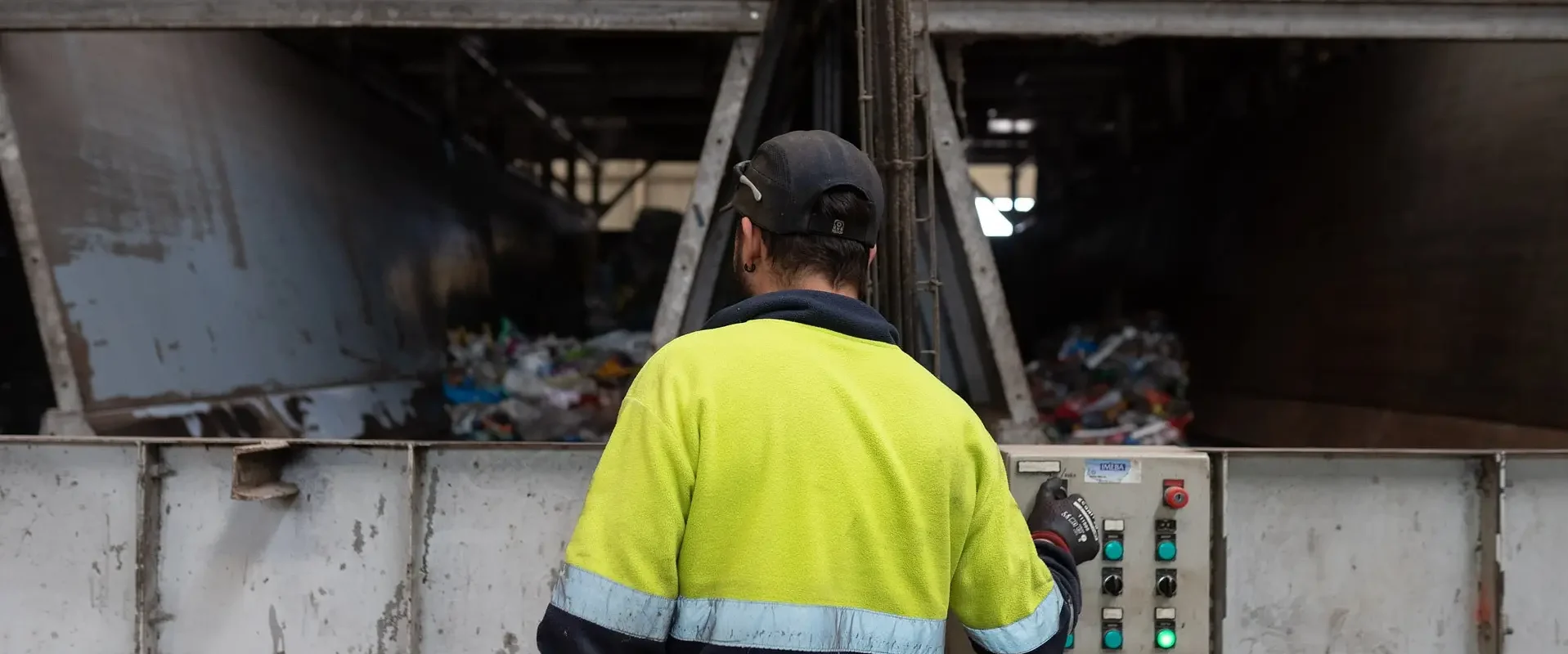 Un trabajador en el Centro de Tratamiento de Zamora.