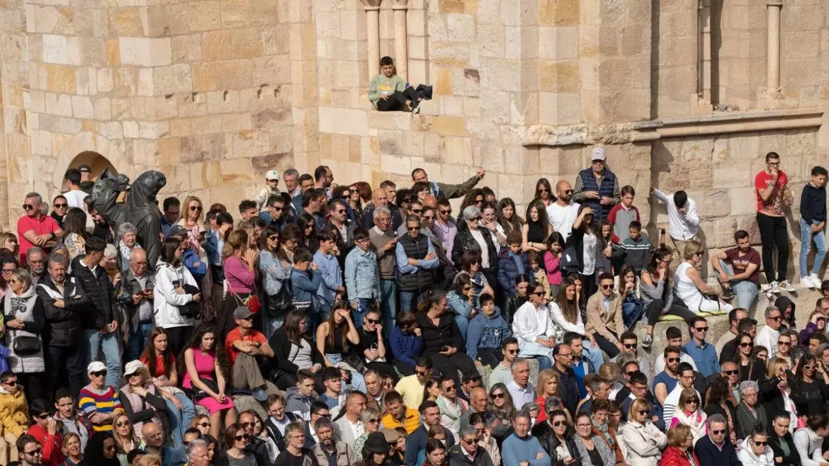 La Plaza Mayor, a reventar en la mañana de un Viernes Santo.