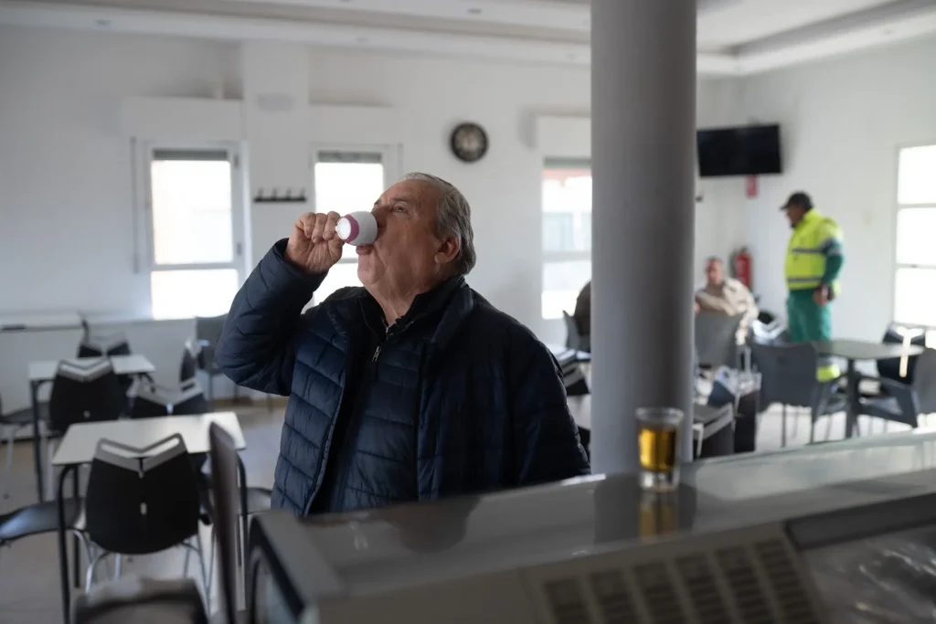 Un hombre toma un café en el bar de Cañizo.