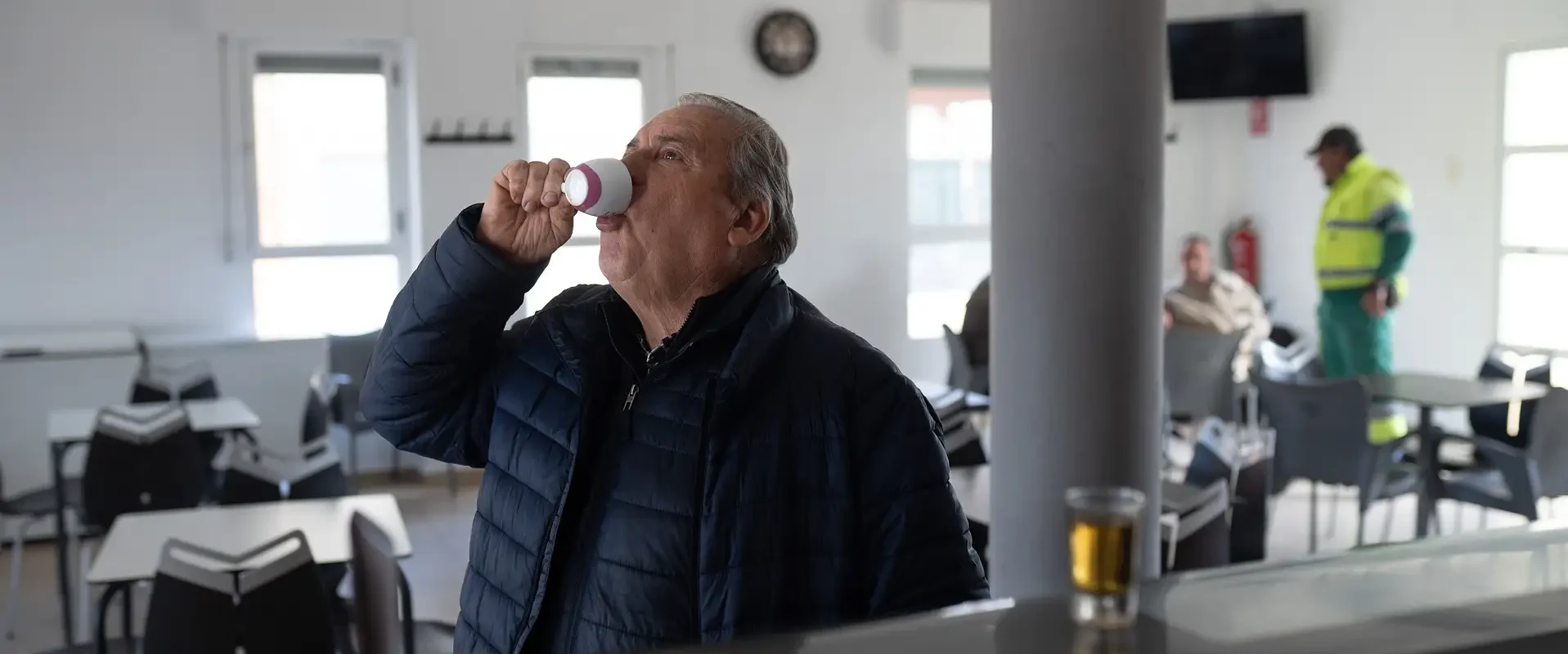 Un hombre toma un café en el bar de Cañizo.