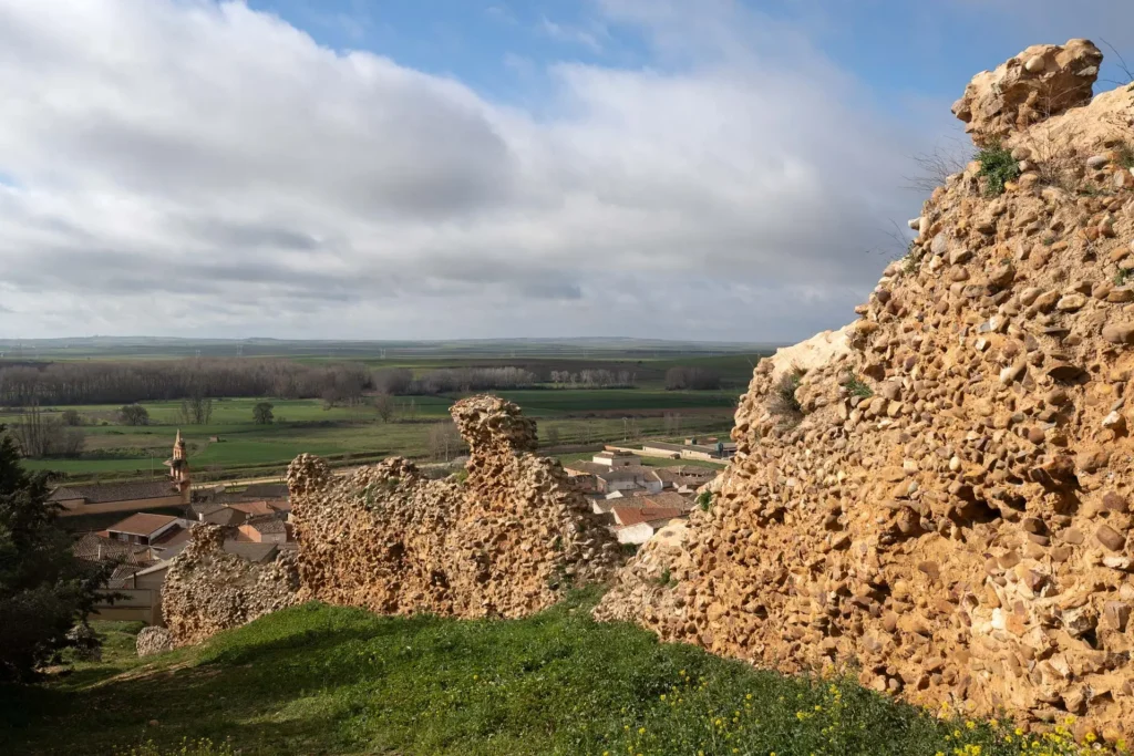 Restos del castillo y la muralla en Belver de los Montes.