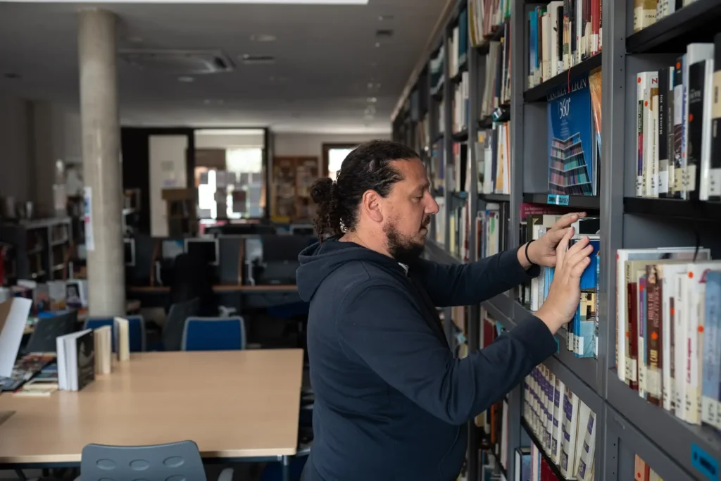 Daniel Fernández, en la biblioteca de Villalpando.