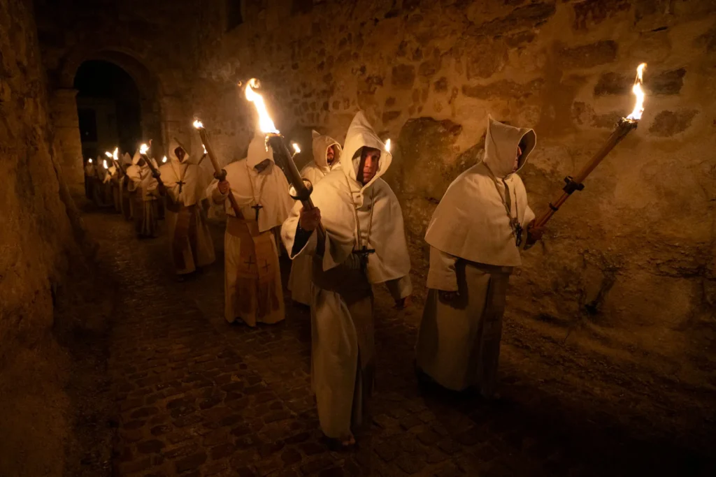 Los hermanos de la cofradía cruzan por la Puerta de Doña Urraca. Foto Emilio Fraile.
