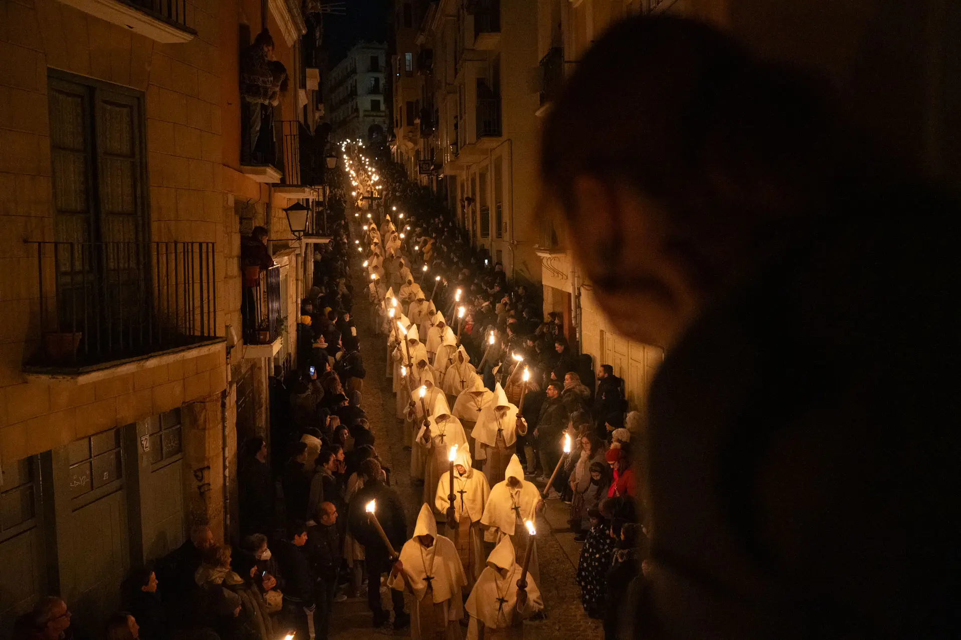 La procesión de la Buena Muerte baja por la calle Balborraz. Foto Emilio Fraile.