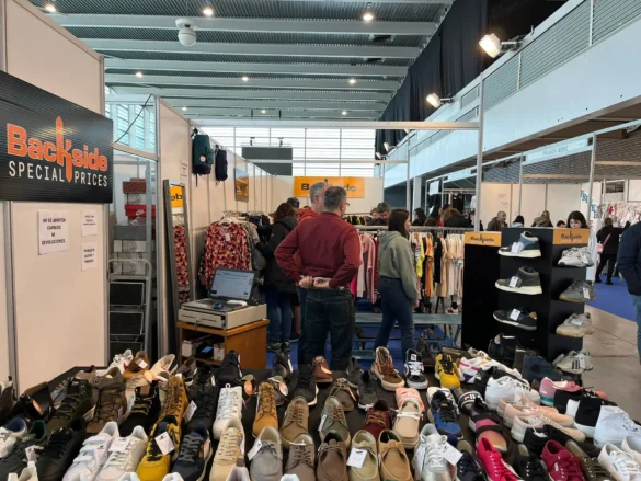 Varias personas compran en la inauguración de la Feria del Stock, en Ifeza.