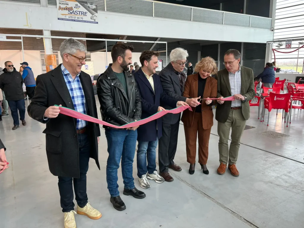 Autoridades y organizadores inauguran la feria.