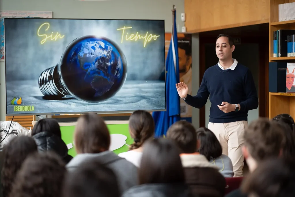 Alberto Alonso explica la actividad a los jóvenes.