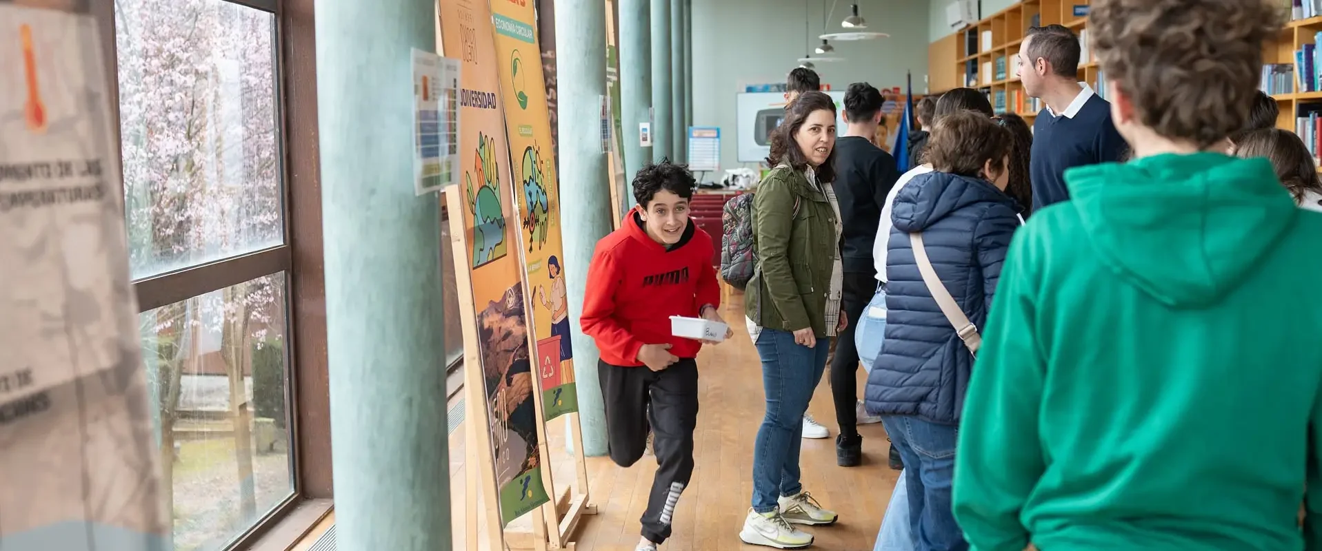 Un chaval corre como parte del juego organizado por Iberdrola.