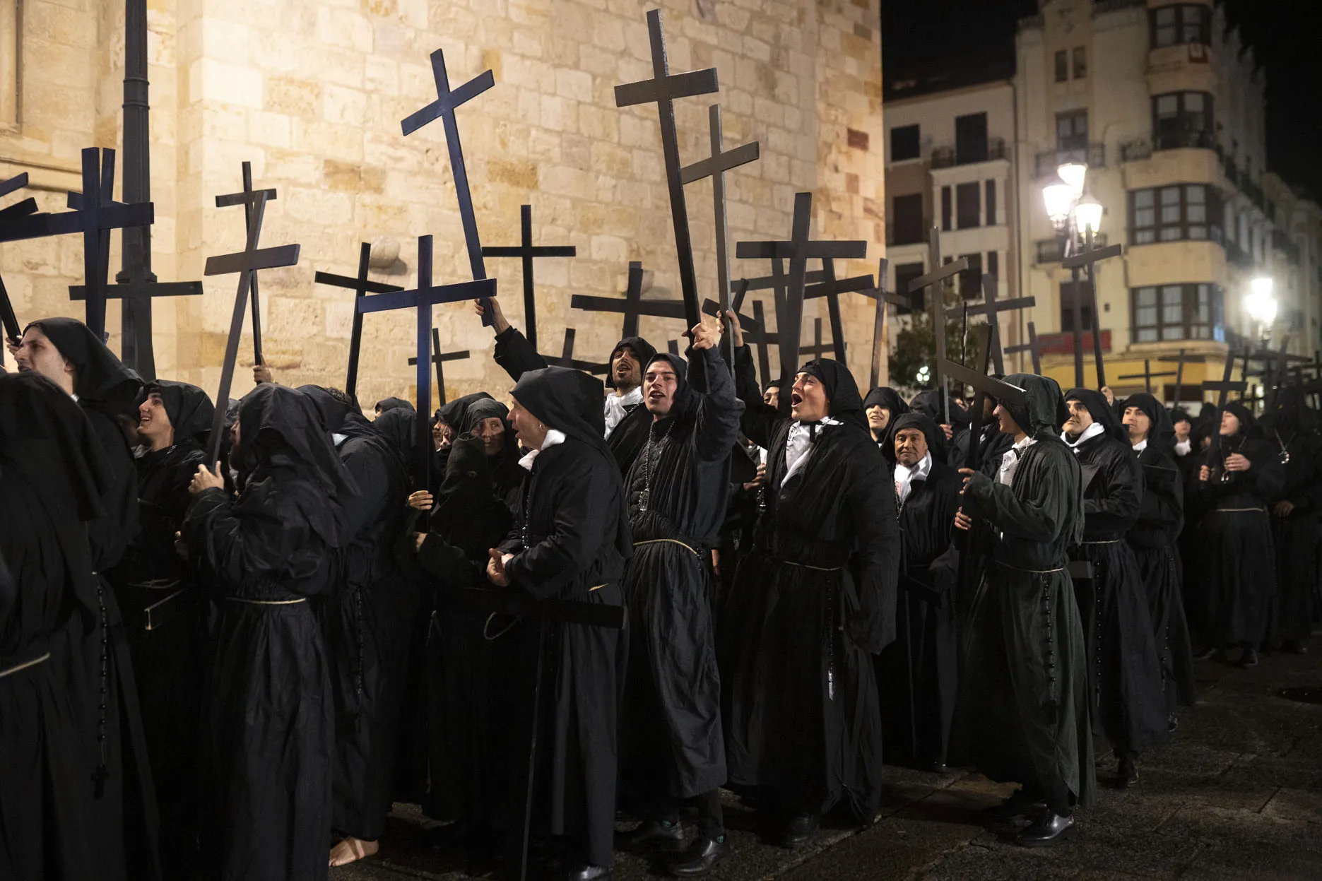 Los cofrades levantan las cruces en la Plaza Mayor. Foto Emilio Fraile.