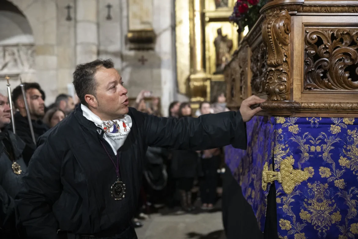 El jefe de paso del Cinco de Copas da indicaciones a los cargadores. Foto Emilio Fraile.