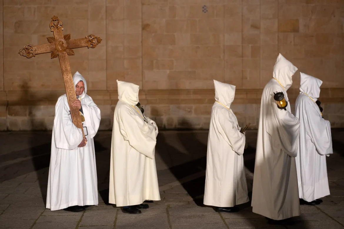 Hermanos de la cofradía de Luz y Vida en el atrio de la Catedral. Foto Emilio Fraile.