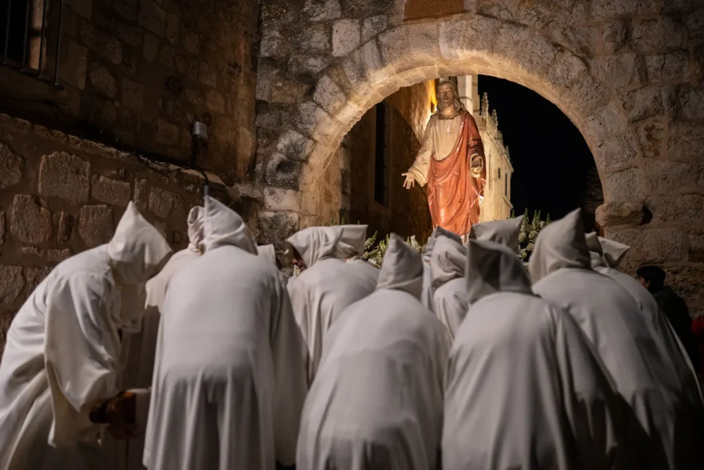 La imagen de Jesús Luz y Vida pasa por la puerta del Obispo. Foto Emilio Fraile.