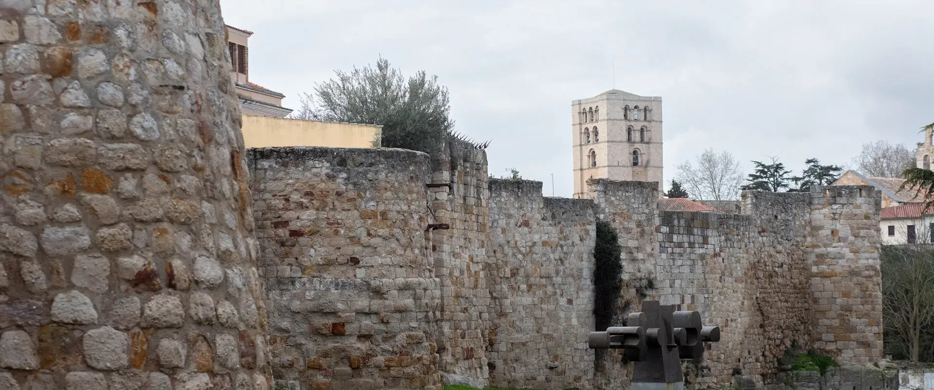 Muralla en el parque de San Martín.