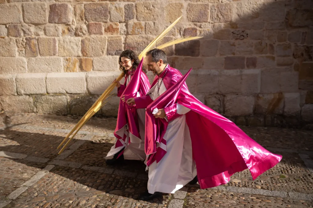 Dos hermanos de la cofradía antes de la procesión. Foto Emilio Fraile.