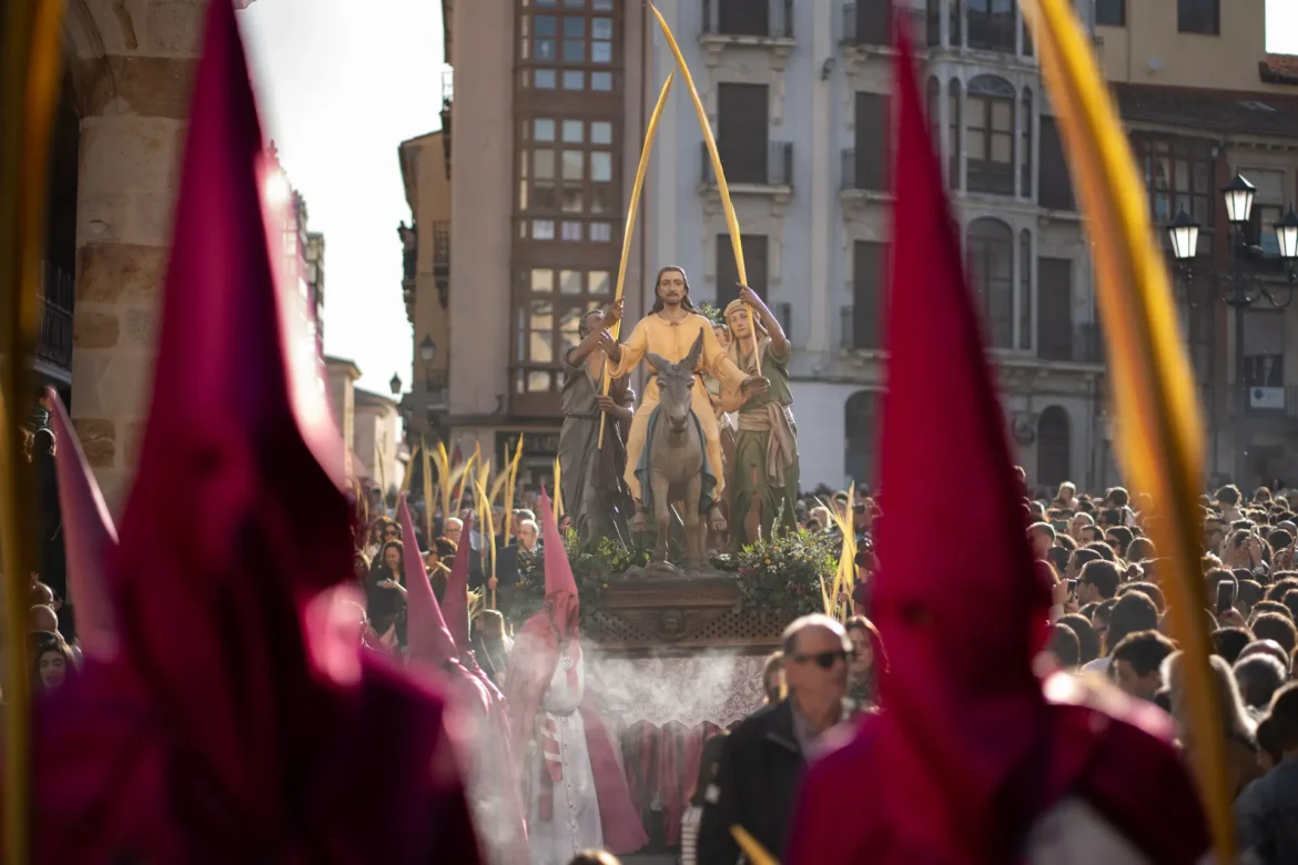 "La Borriquita" cruza la Plaza Mayor. Foto Emilio Fraile.