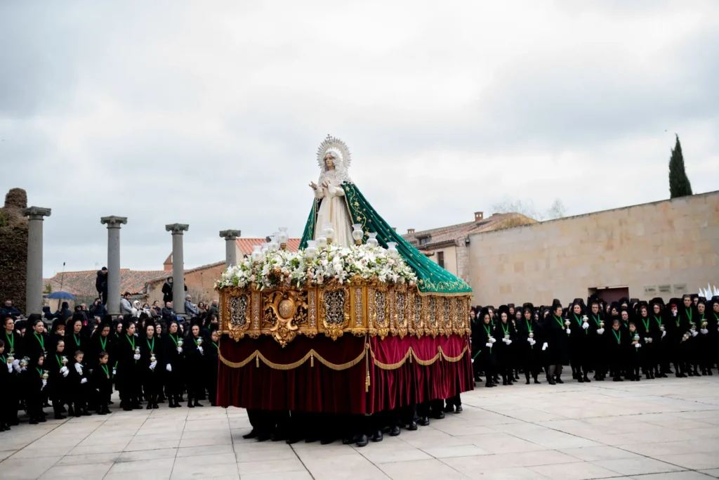 La Virgen de la Esperanza da la vuelta a la plaza de la Catedral. Foto Emilio Fraile.