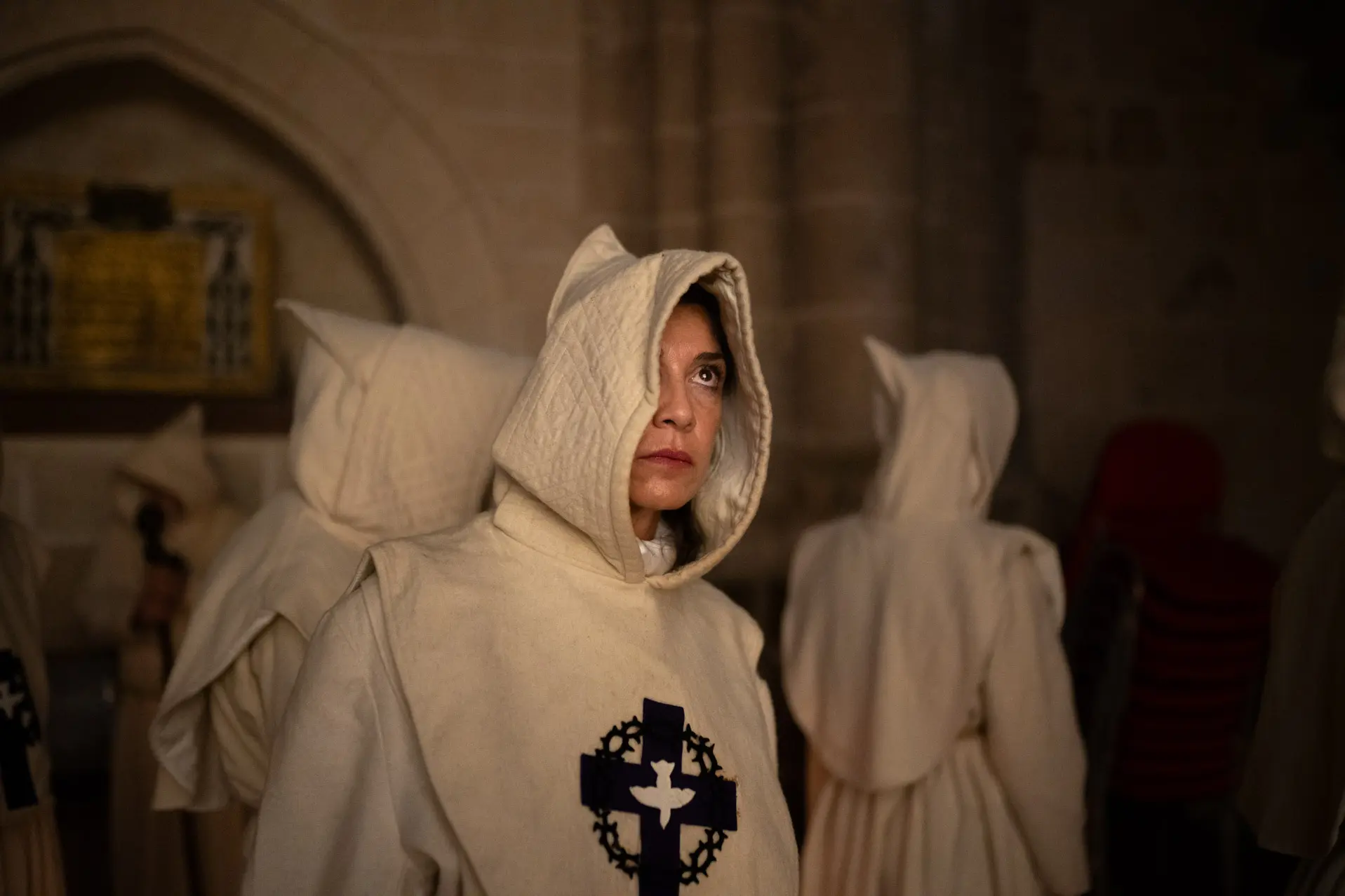 Una hermana de la cofradía en la Catedral. Foto Emilio Fraile.