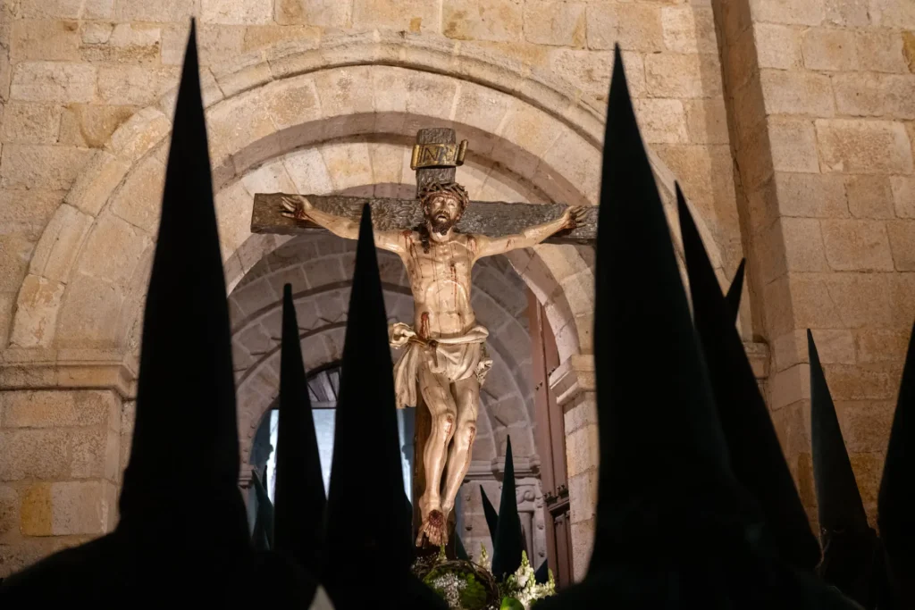 El Cristo de la Agonía sale de la iglesia de la Horta. Foto Emilio Fraile.