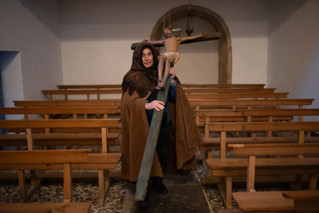 Un vecino con una cruz. Foto Emilio Fraile.