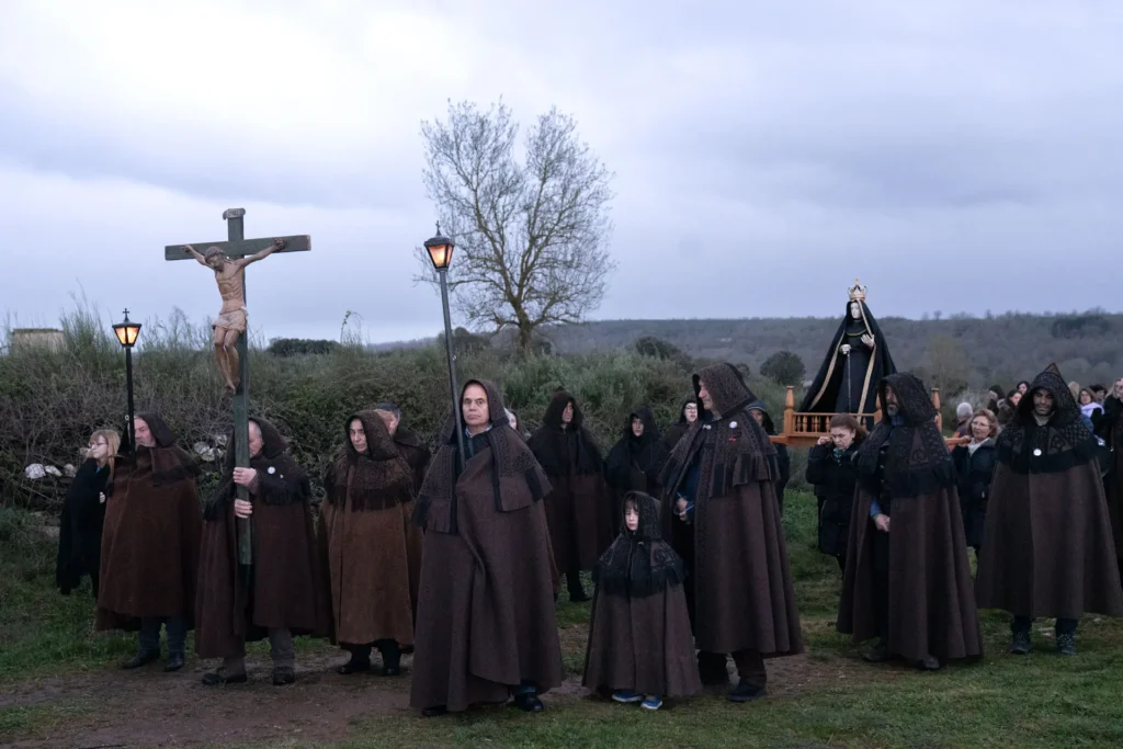 La procesión a las afueras del pueblo. Foto Emilio Fraile.