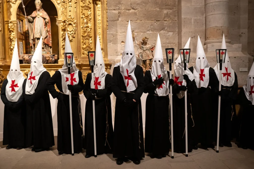 Cofrades en el interior de la Colegiata de Toro. Foto Emilio Fraile.