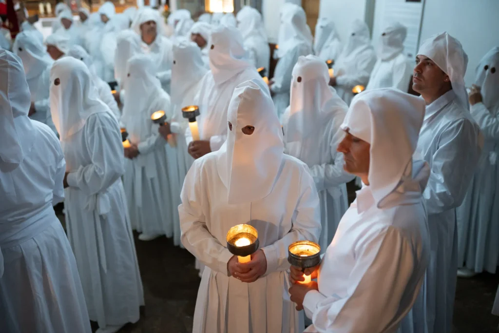 Los cofrades esperan el inicio de la procesión en el interior de la iglesia. Foto Emilio Fraile.