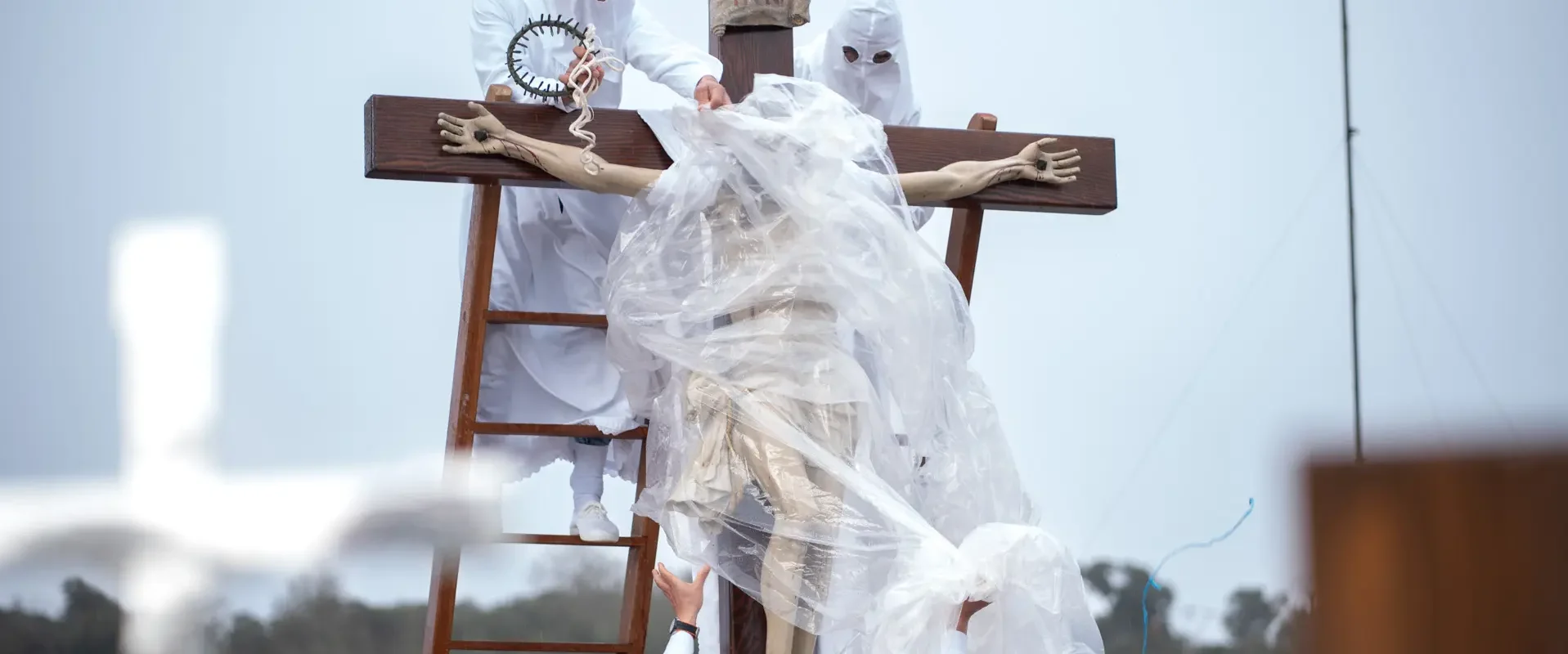 Dos hermanos retiran el plástico del Cristo de Bercianos. Foto Emilio Fraile.