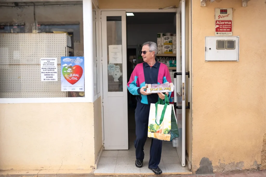Un hombre sale del comercio.
