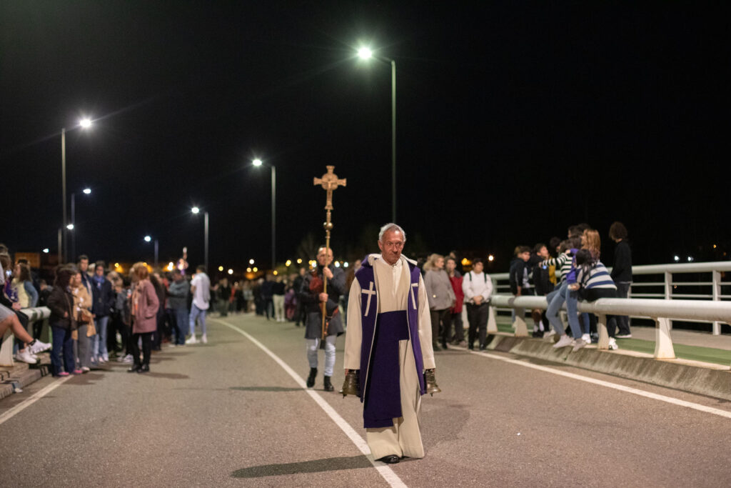 La procesión, con el Barandales a la cabeza, cruza por el puente de los Poetas. Foto Lara Coello.