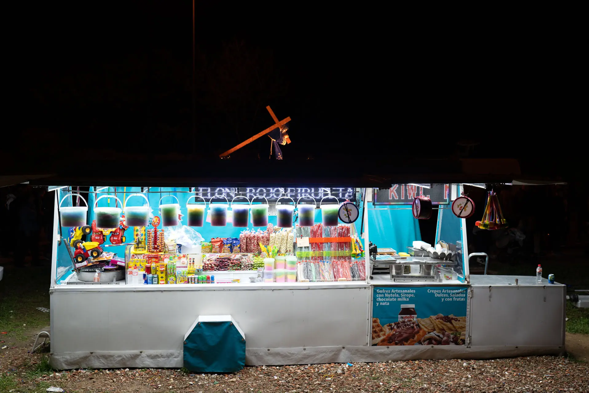 El Nazareno de San Frontis pasa junto a un puesto de dulces en los caballitos. Foto Emilio Fraile.