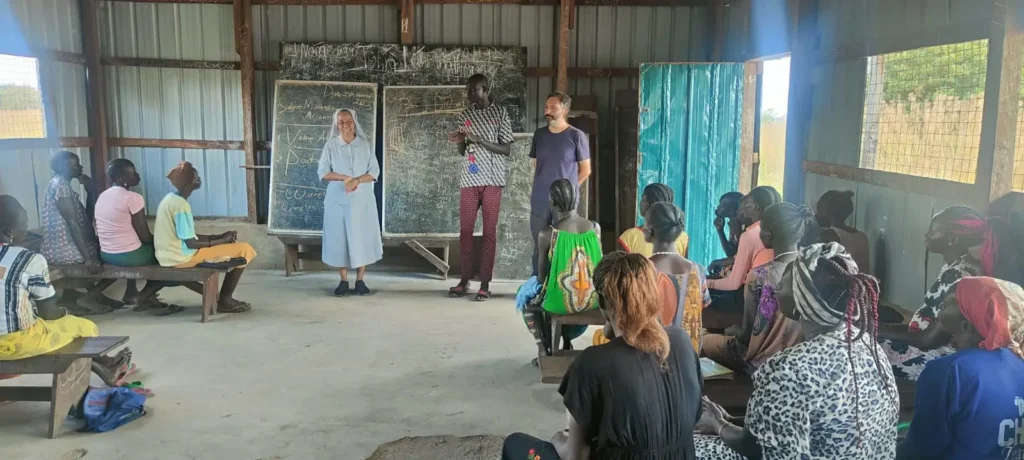 Una de las actividades dedicadas a la alfabetización de la aldea.