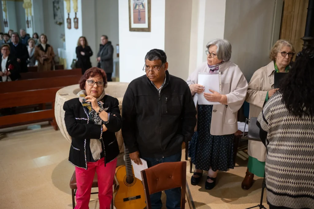 Dos de los migrantes participan en el coro De la Iglesia. Foto Emilio Fraile.