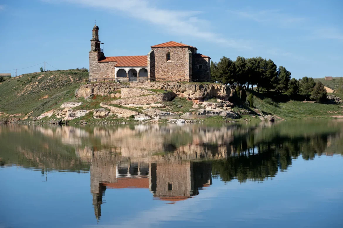 La ermita del Castillo de Montamarta se refleja en el embalse. Foto Emilio Fraile.