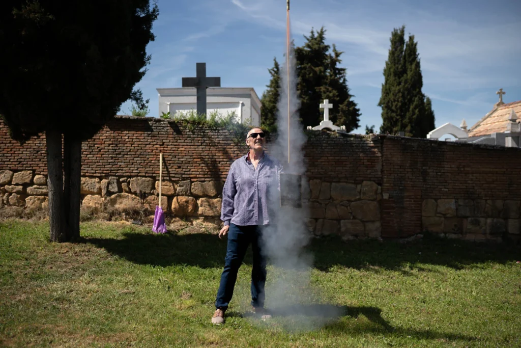 Un vecino de Villaescusa lanza un cohete durante la romería. Foto Emilio Fraile. 