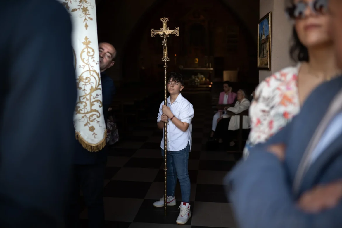 El portador de la cruz guía espera la entrada de la virgen en el templo. Foto Emilio Fraile.