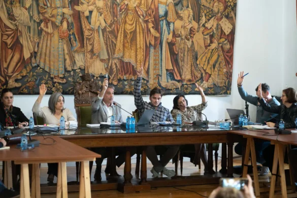 Votación de los presupuestos en el Pleno del Ayuntamiento de Toro. Foto Emilio Fraile.