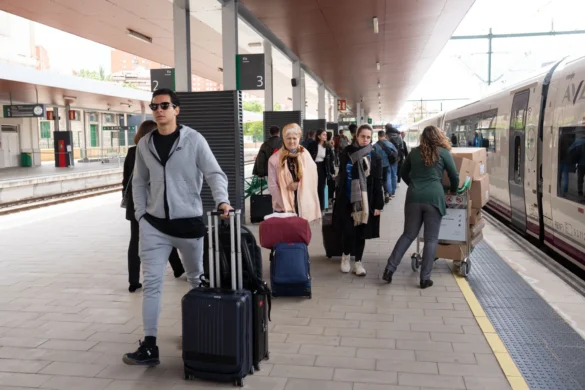 Viajeros en la estación de tren de Zamora. Foto Emilio Fraile