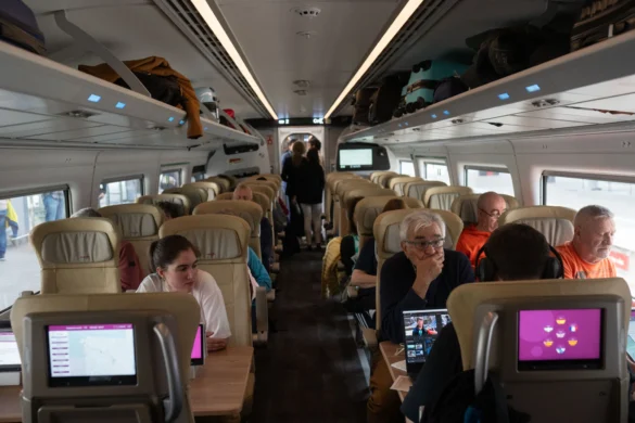 Interior de un AVE con destino a Madrid. Foto Emilio Fraile